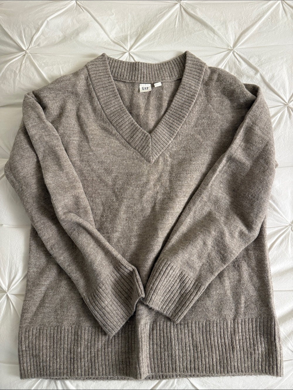 GAP V-Neck Sweater in Taupe Gray